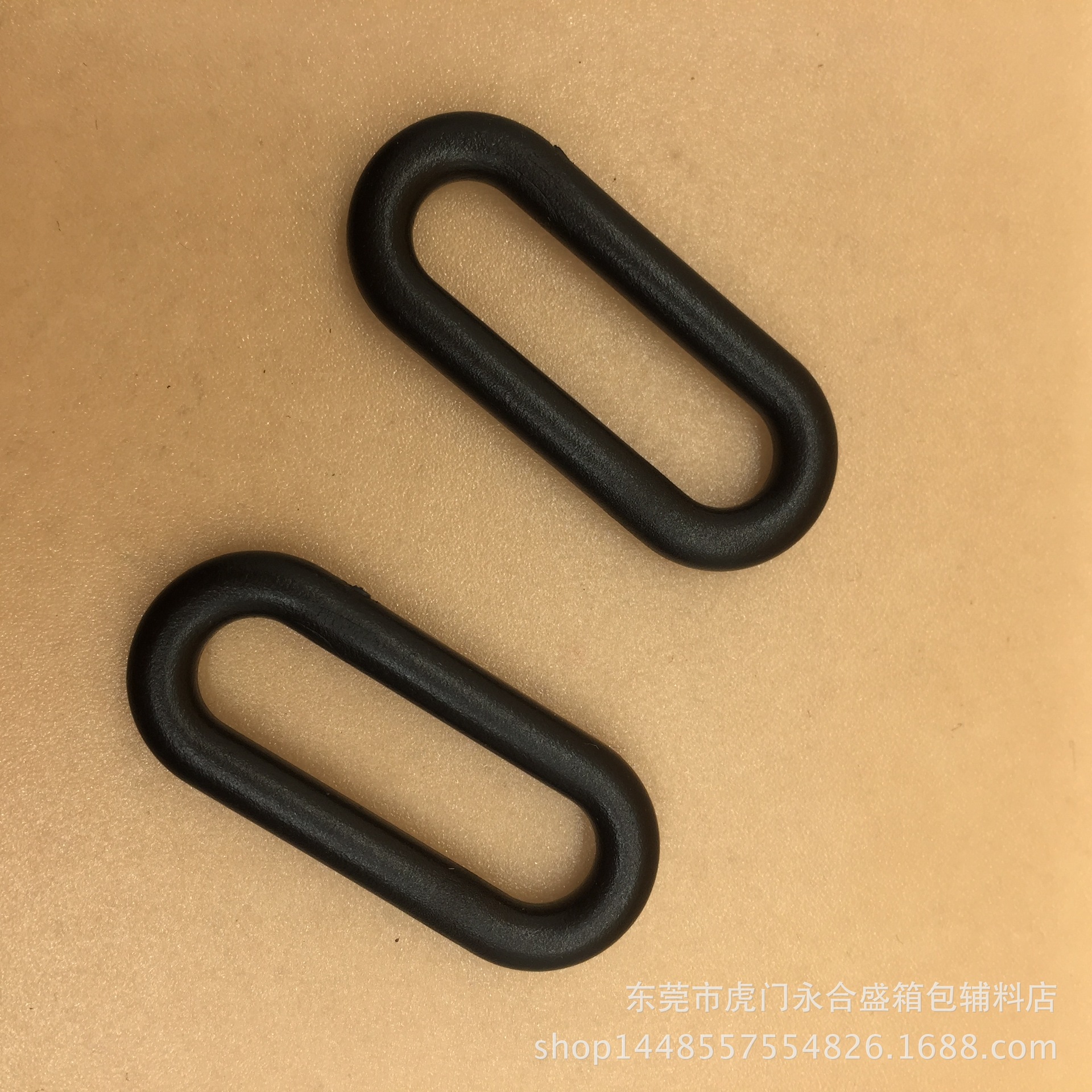 В наличии поставка высококачественной багажной пряжки, пластиковой пряжки, круглой пряжки, пряжки для рта и других аксессуаров.