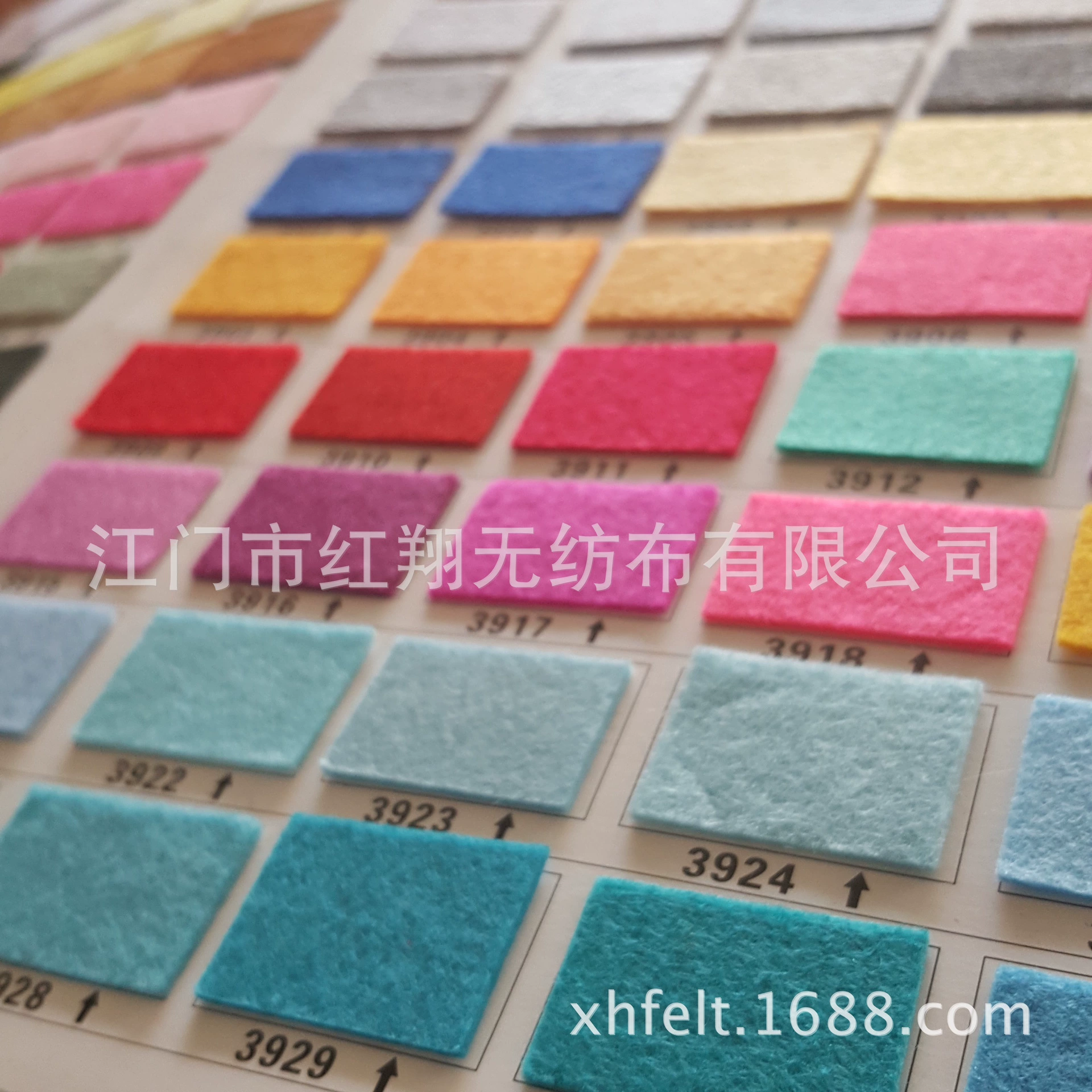 Фабрика Прямая продажа 1.5MM Толстая цветная матка валок 3,8 юаней/ярд ручной работы DIY иглоукалывание нетканые ткани