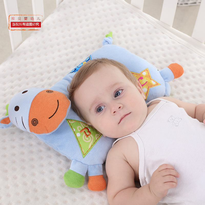 Bebé que forma la almohada forma animal linda de la historieta da la consideración al bebé supina y al lado que miente la Fábrica de la almohada al por mayor