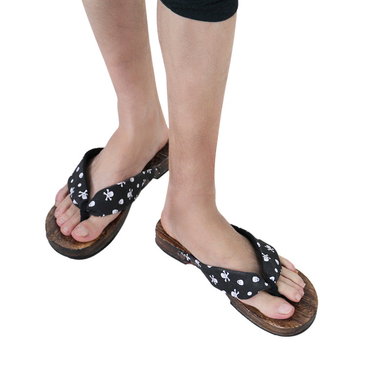 Factory wholesale men's Japanese clogs black lacquer clogs cos wooden slippers painted clogs clip flip-flops