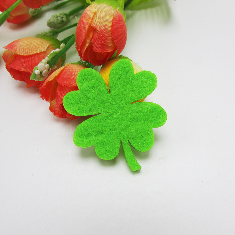 Nueva moda hecha a mano trébol de cuatro hojas de fieltro accesorios de tela accesorios para el cabello bricolaje accesorios de ropa fábrica en stock al por mayor
