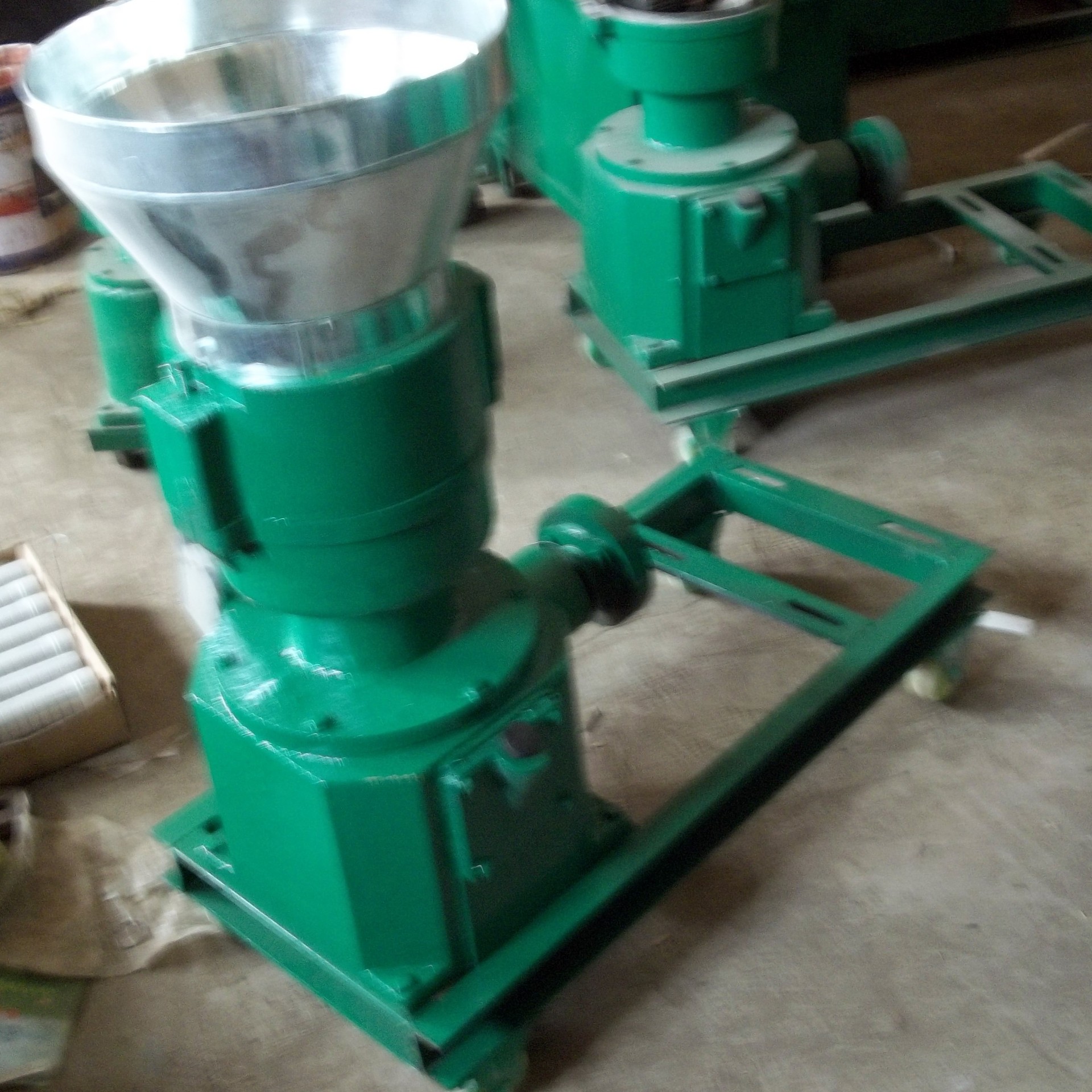 饲料颗粒机 水产宠物类鸡饲料颗粒机 小型平模谷物饲料颗粒成型机