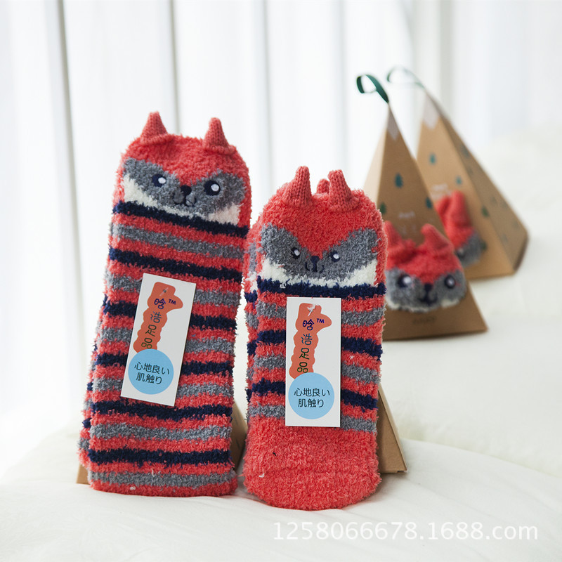 Otoño e Invierno nuevos calcetines de terciopelo de coral de invierno engrosada tridimensional de dibujos animados bordados piso calcetines de Navidad media Casa De terciopelo Calcetines