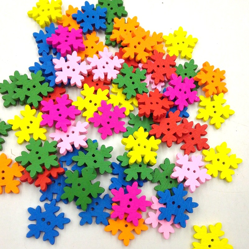 Copo de nieve de color de 18mm decoración de botones de madera de Navidad suministros de copo de nieve de Navidad 100 piezas en un paquete