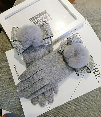 义乌厂家直供五指羊绒触屏手套名媛蝴蝶结毛球女冬季双层保暖手套
