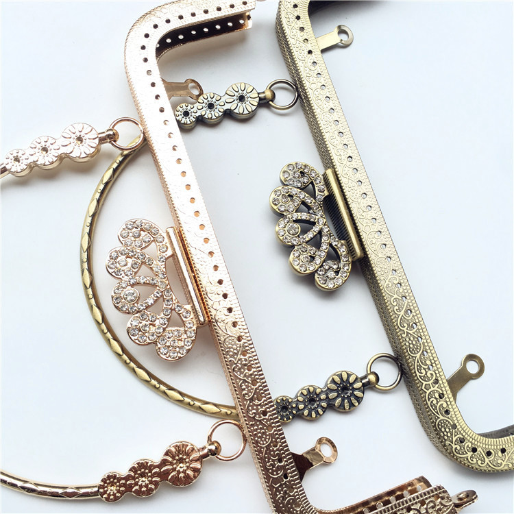 No existen 20cm cuadrado relieve con diamantes corona de tres flores brazo oro bronce, oro ligero