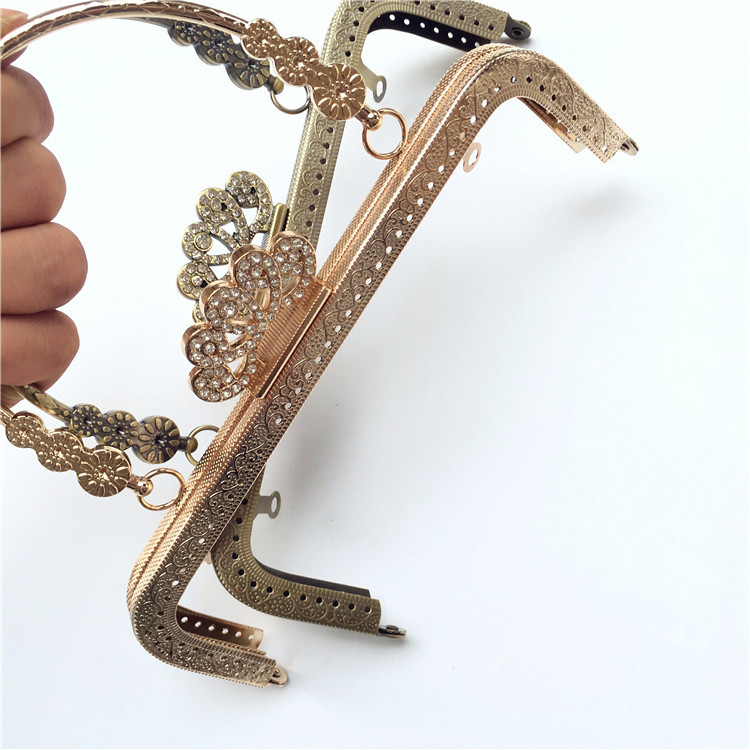 No existen 20cm cuadrado relieve con diamantes corona de tres flores brazo oro bronce, oro ligero