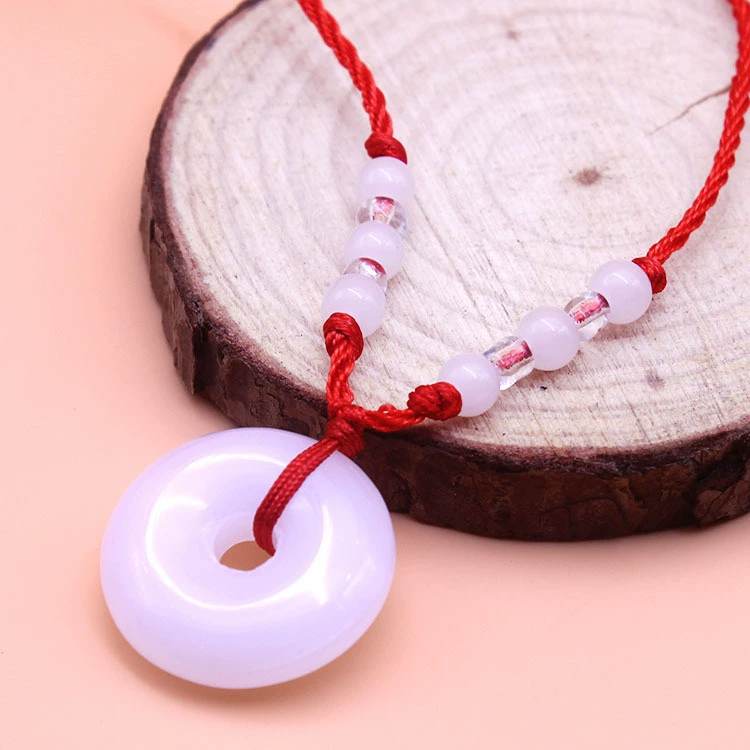 Yiwu оптовая высокая имитация нефрита Guanyin Будда мир Пряжка красная веревка ожерелье ночной рынок 2 юаня магазин ювелирных изделий оптом