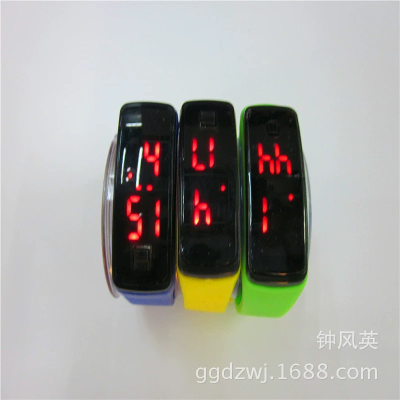 Светодиодные электронные часы второго поколения студенческие часы Taobao бесплатно оптом практичные подарки 5 юаней магазин детские светящиеся игры