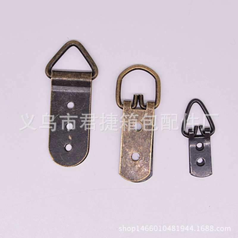 Производители спот поставляют треугольные крючки с двумя отверстиями