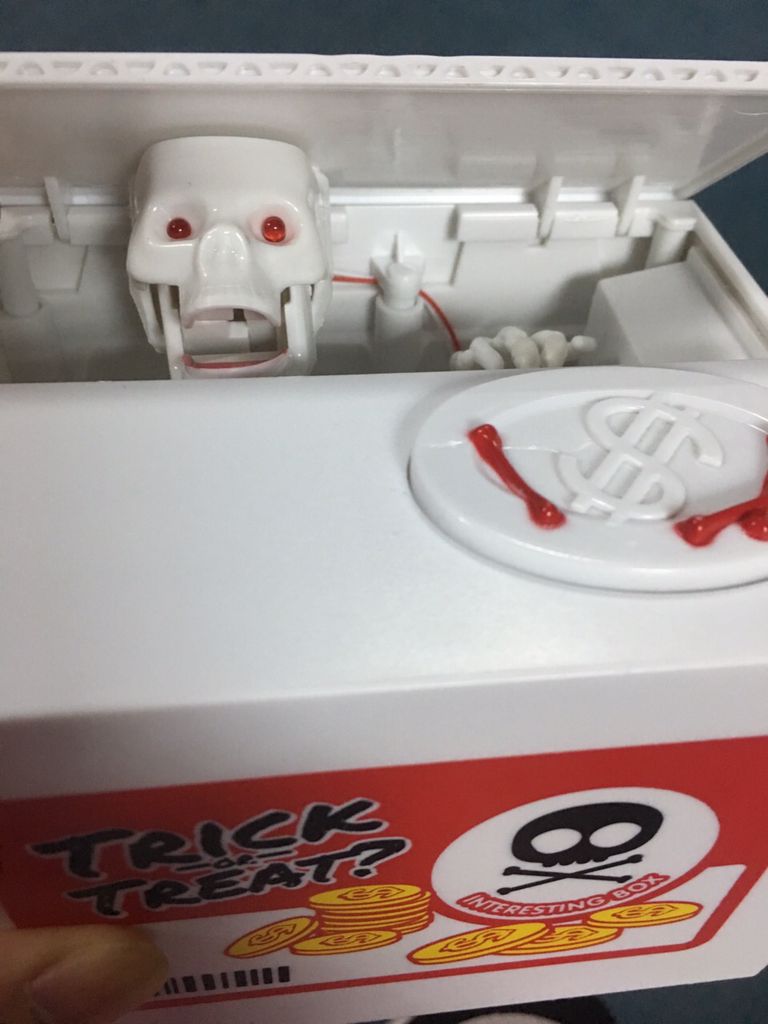 Los espíritus malvados BANCO fantasma llamado cráneo fantasma alcancía BANCO dinero robando dinero del gato fantasma de robo de dinero de ahorro de olla