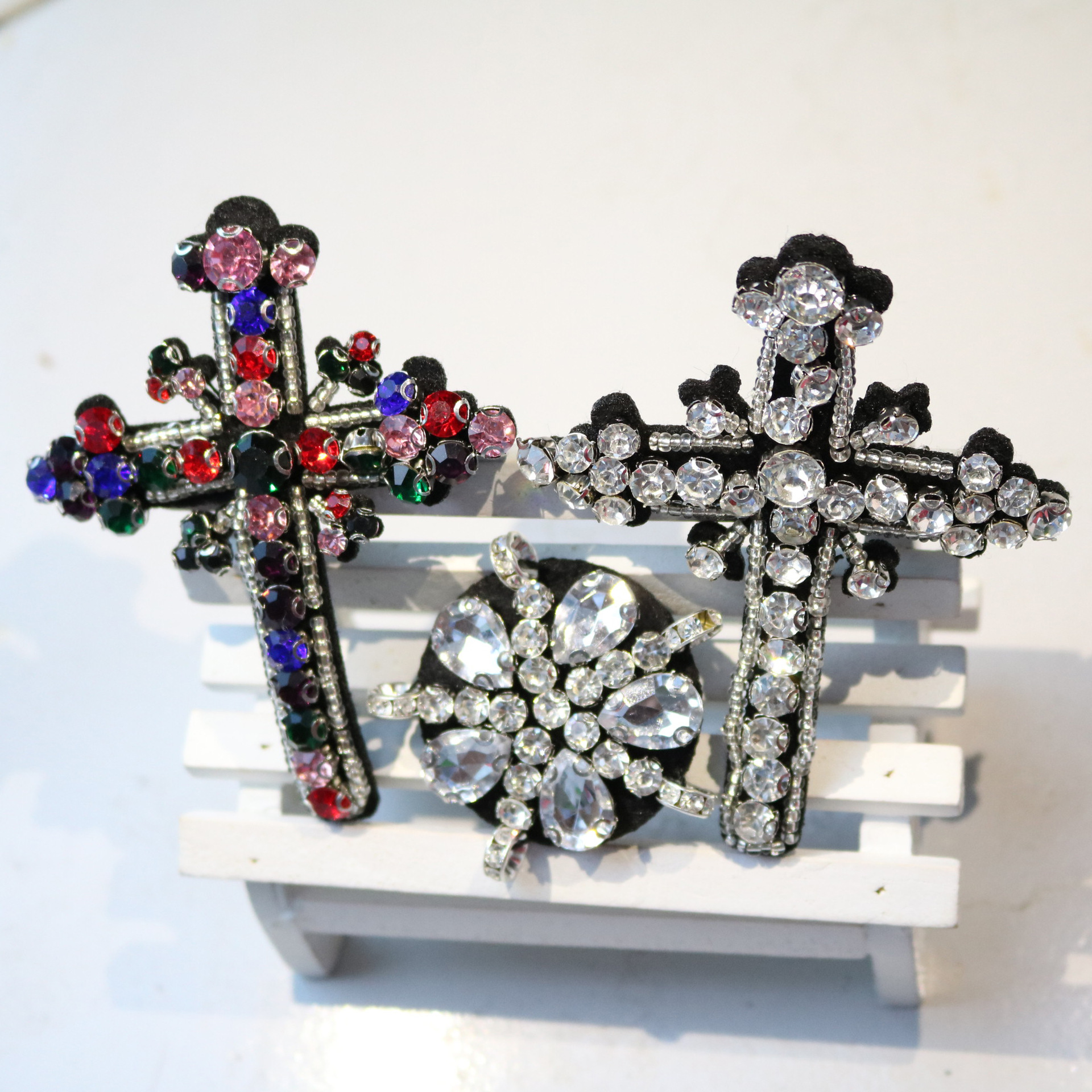 新款厂家供应 钉珠钻石十字架帽子配件简约大方