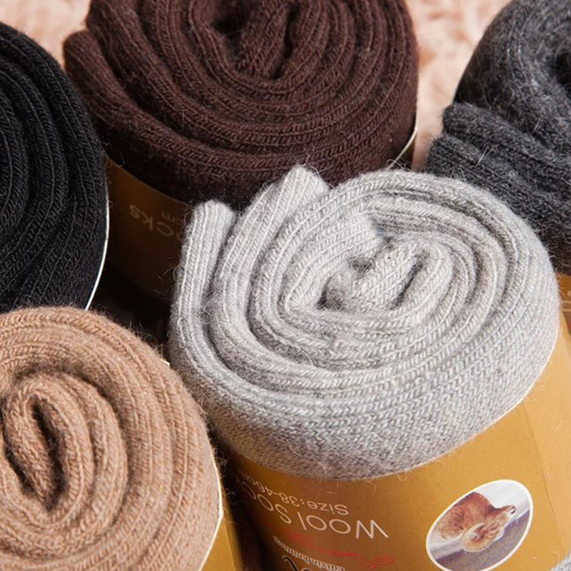 Autumn and winter new men's fleece-lined warm wool socks thickened solid color terry socks in the tube socks men's cotton socks wholesale