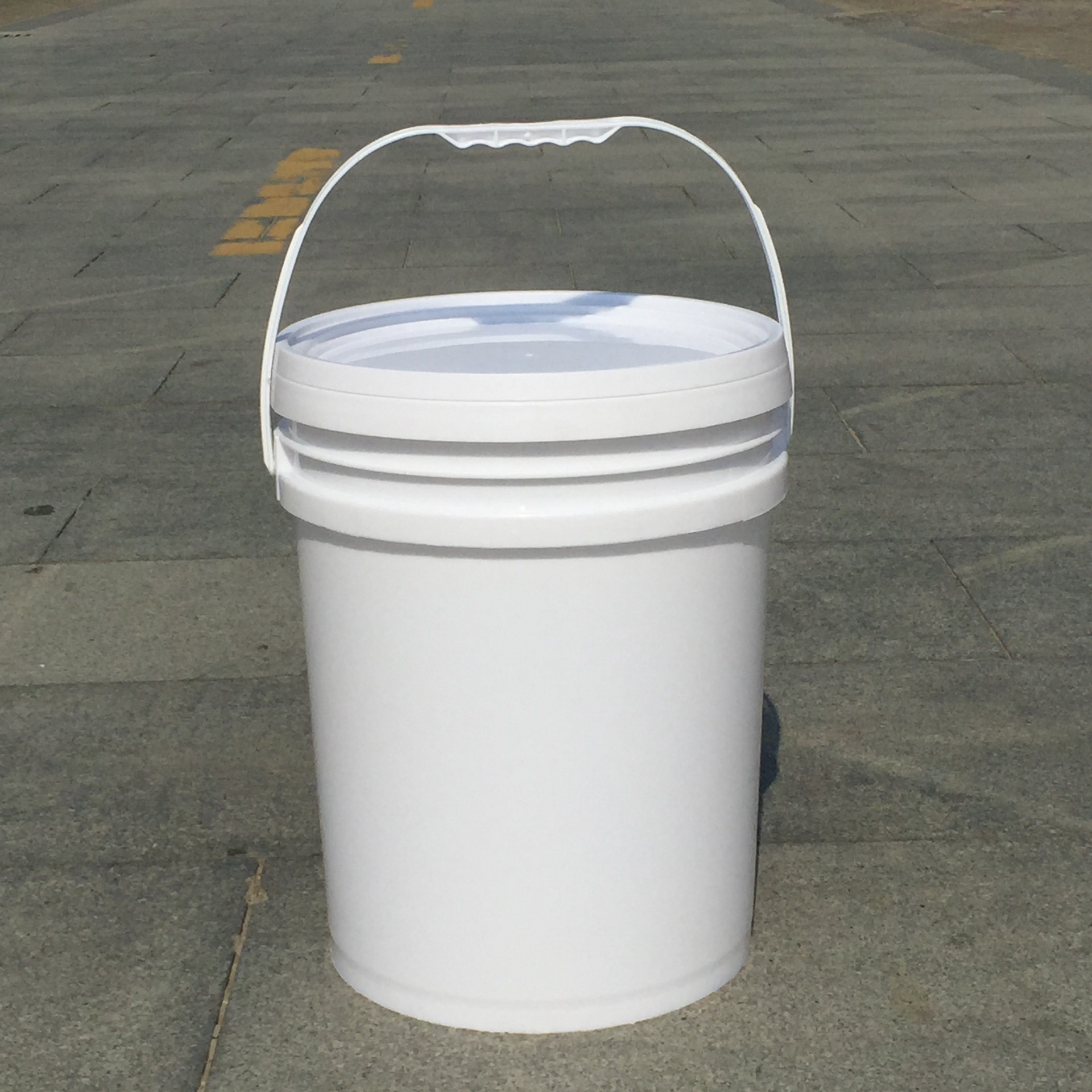 厂方供应 20LA塑料提手涂料桶  带盖的油漆桶 润滑脂包装桶