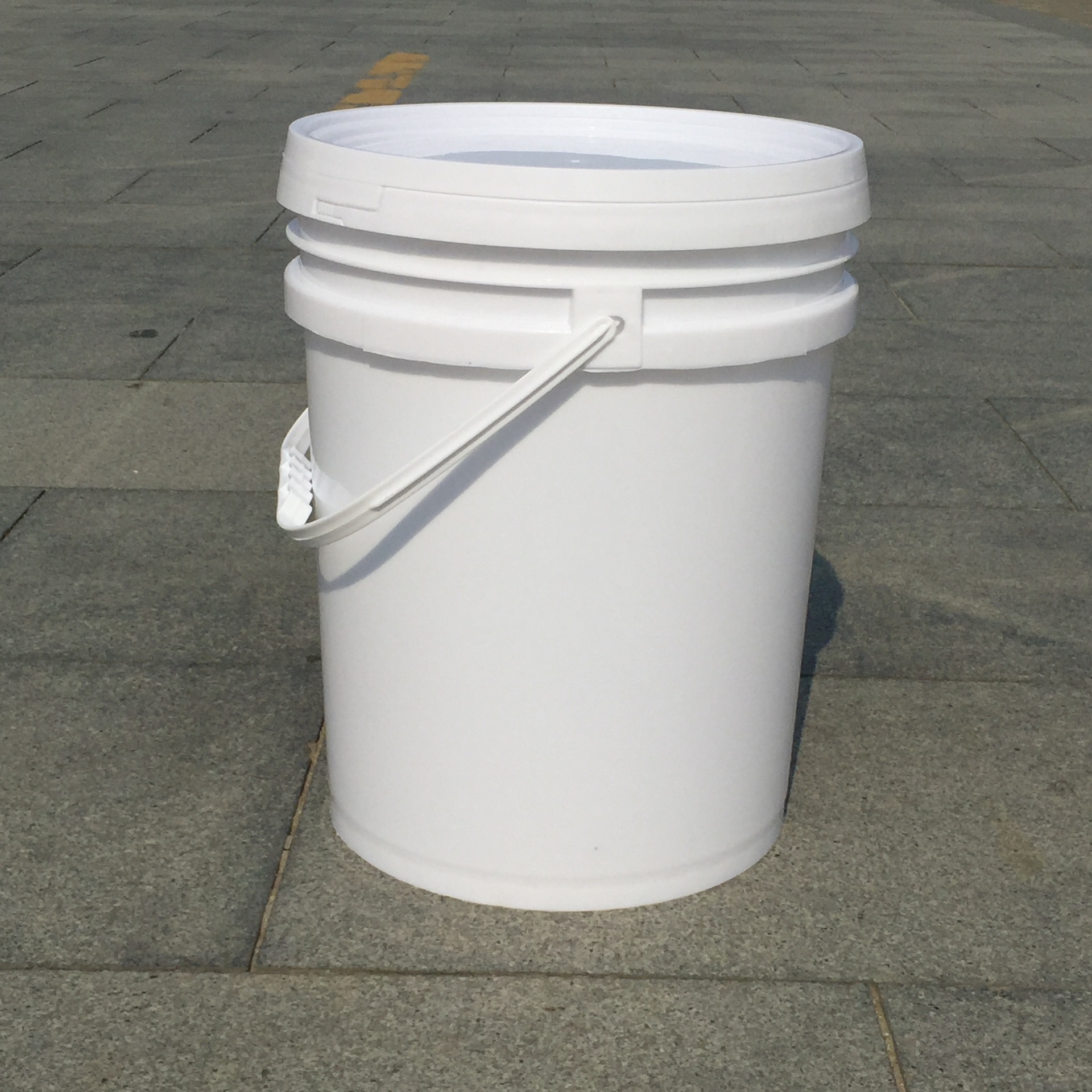 厂方供应18-A塑料提手涂料美式油漆桶 润滑油桶包装桶 塑料油漆桶