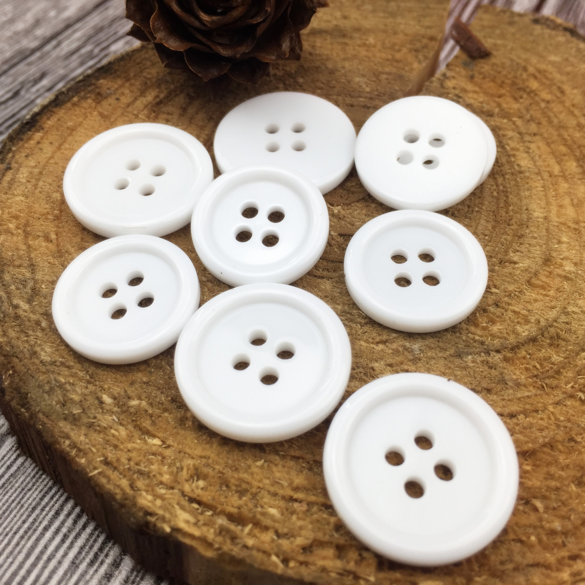 厂家直供服装辅料四眼厚细边磁白衬衫大衣树脂纽扣现货批发可染色