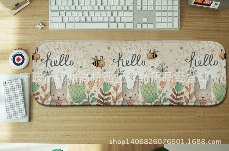 Кролик, налокотники, пчела