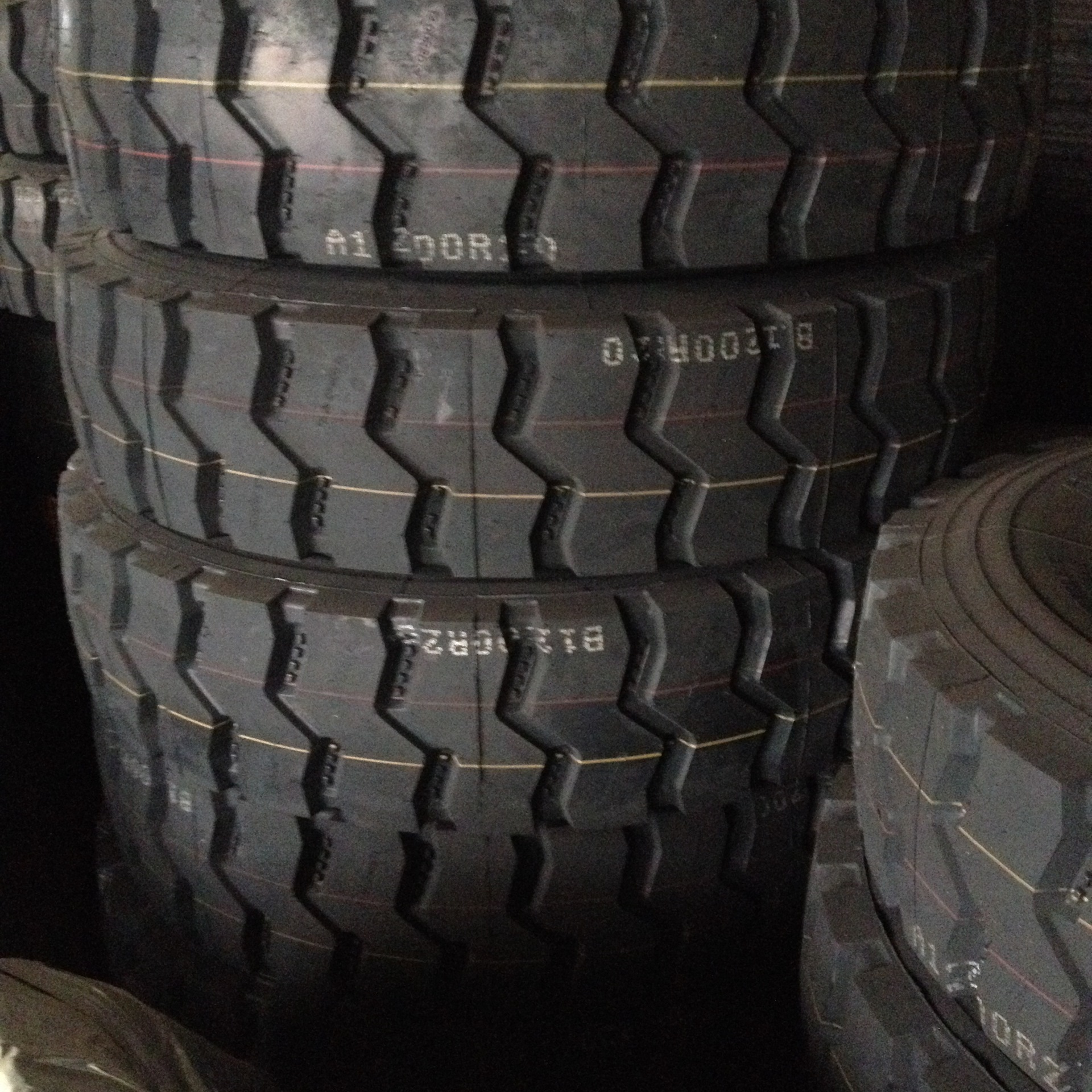 1200R20 1100R20 自卸车轮胎  矿山工程胎  大量批发 耐磨