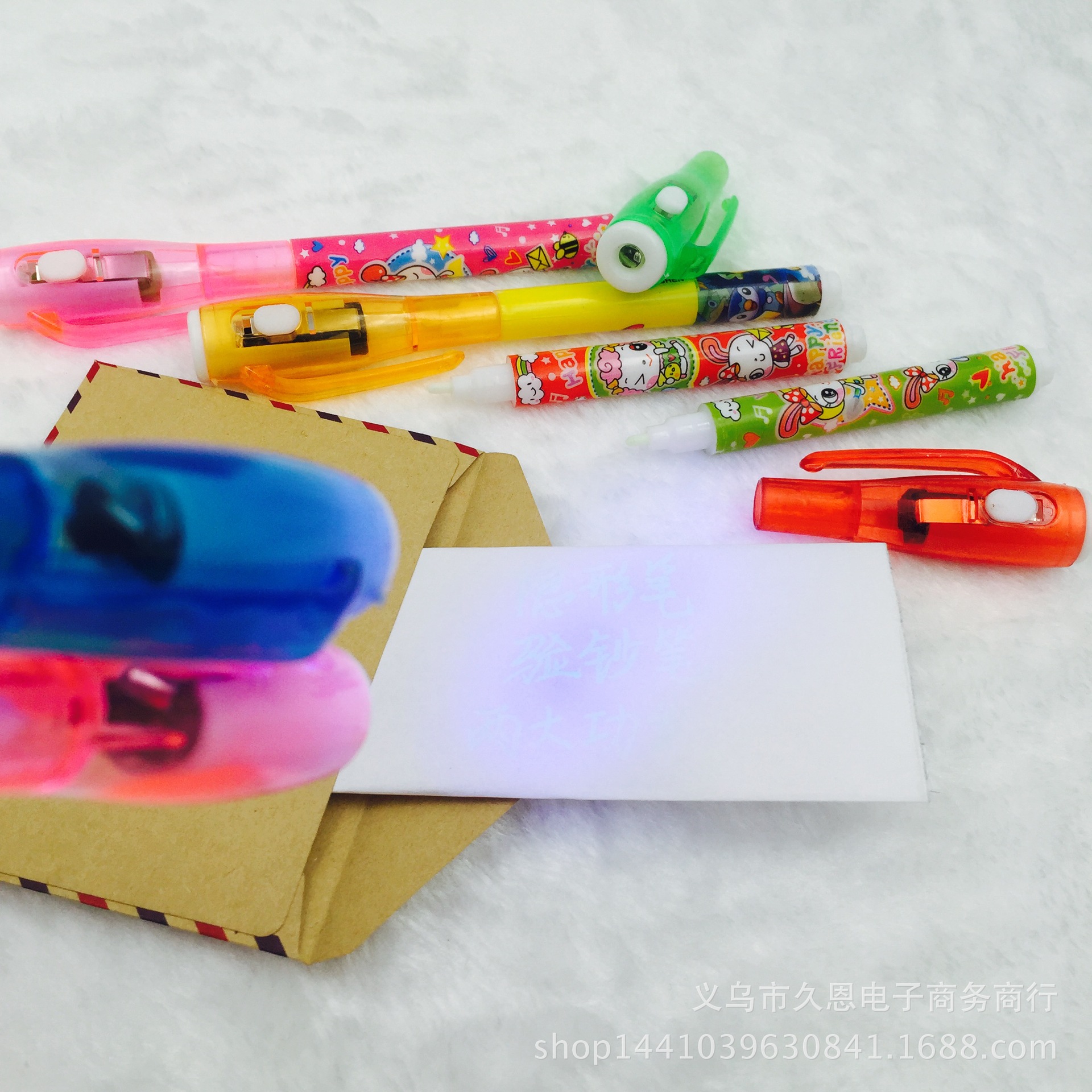 Creativo pequeño regalo de plástico UV detector de dinero pluma mágica invisible secreto pluma UV pluma dos yuanes tienda al por mayor