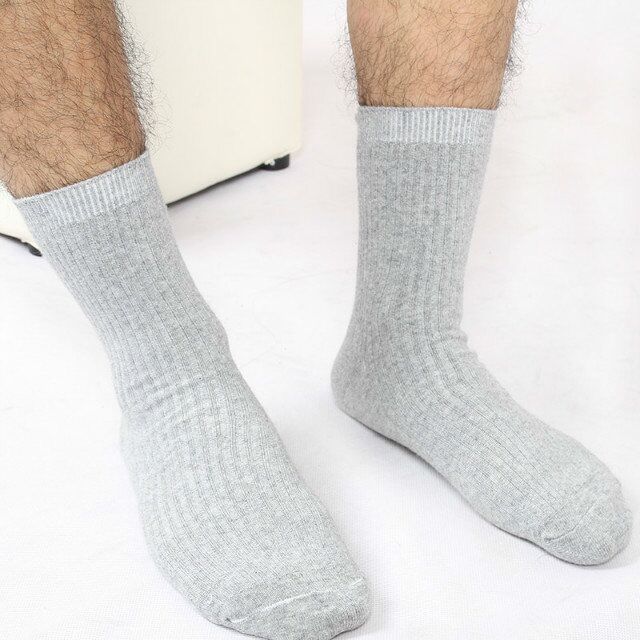 卸売り男性は四季を通じて吸汗綿の中筒靴下の実体店を着ることができます。