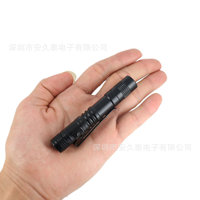 Comercio exterior Venta caliente de la lámpara en forma de pluma LED mini aleación de aluminio pequeña linterna de luz fuerte AAA No. 7 batería