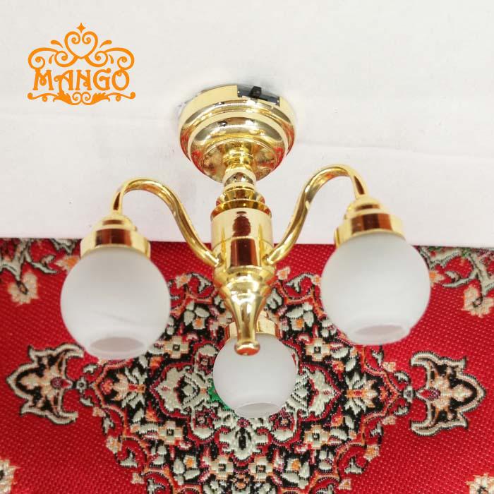 Nuevo 1:12 casa de muñecas mini pequeña lámpara modelo LED electrónica de tres cabezas tulipán araña de lujo