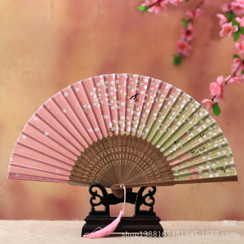 자연 색 뼈 이중 철자 점차 떨어지는 벚꽃