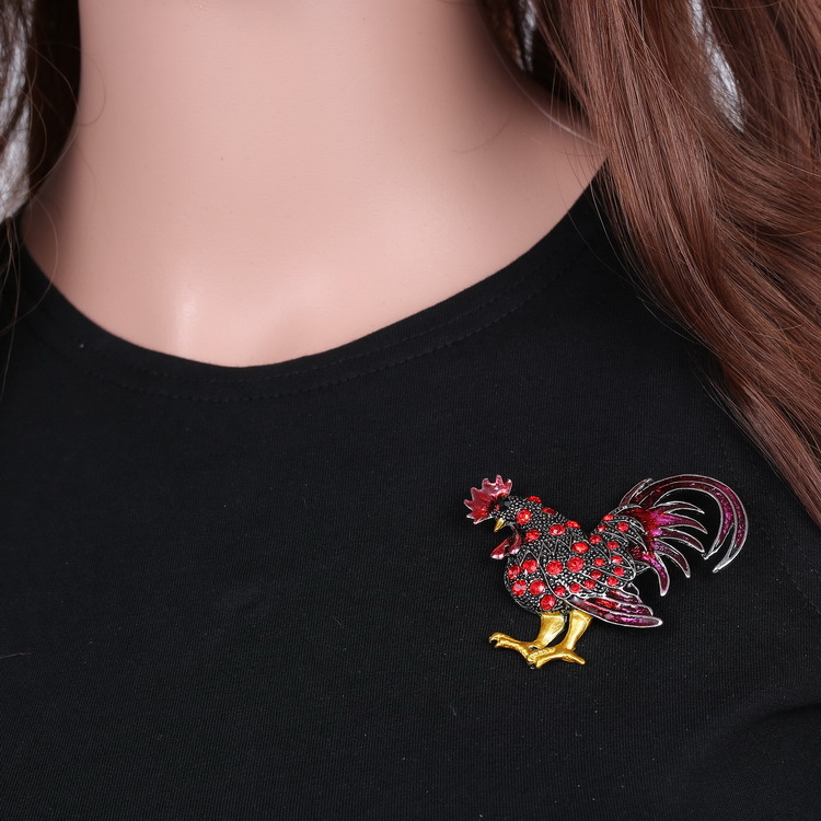 Broche de ropa versátil, venta al por mayor, estilo nuevo, personalizado, retro, con dibujos de animales de gallo._voghion.com