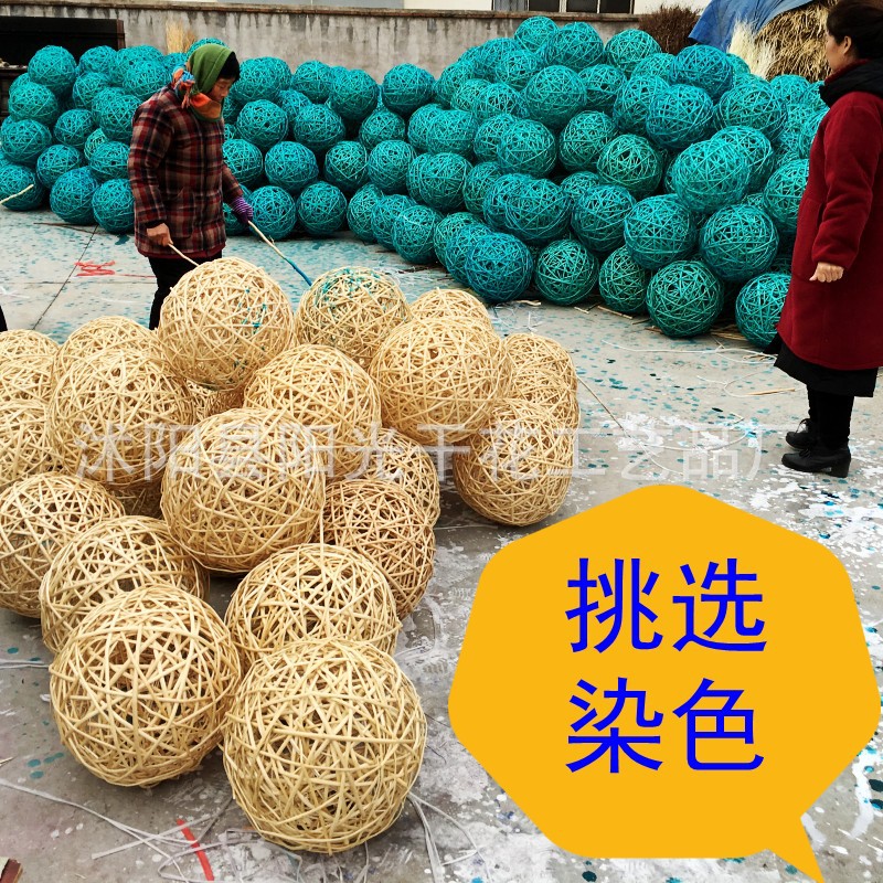 Fabricante de bolas de ratán al por mayor, bolas tejidas de mimbre, bolas decorativas coloridas, decoraciones de bolas de sauce para pasillos, centros comerciales, jardines de infantes, adornos colgantes