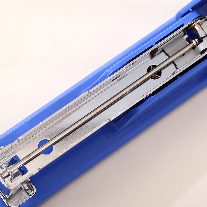 Deli stapler 0425 student stapler 12# labor-saving stapler color can order 20 office