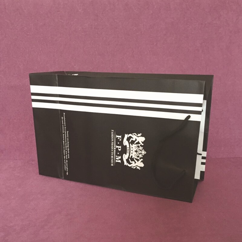 Customized Clothing Portable Paper Bag Women's Underwear Clothing Store Customized Paper Bag Jeans Cowhide Handbag Customized Clothing Portable Paper Bag Women's Underwear Clothing Store Customized Paper Bag Jeans Cowhide Handbag