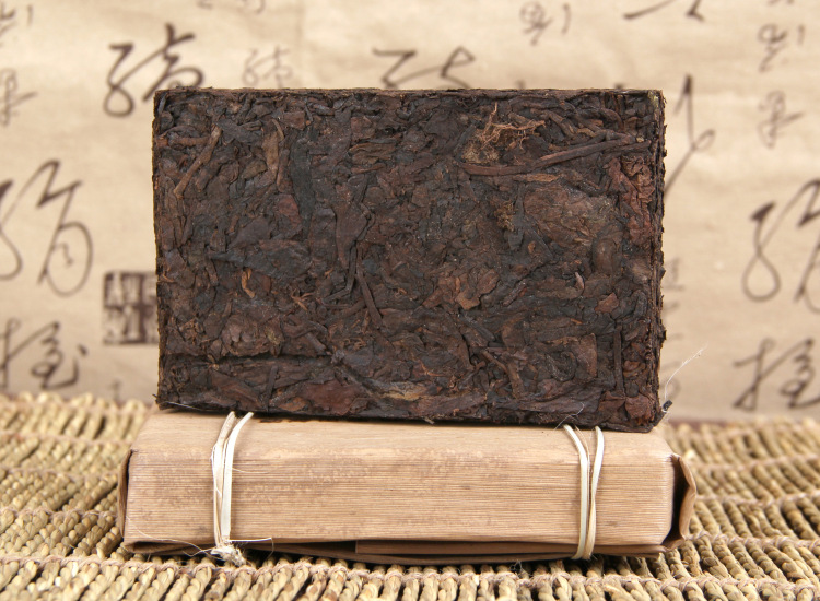 Wholesale Yunnan Menghai 2017 Ancient Tree Old Tea Brick 7562 Classic Aged Raw Tea Pu-erh Tea Brick 250g