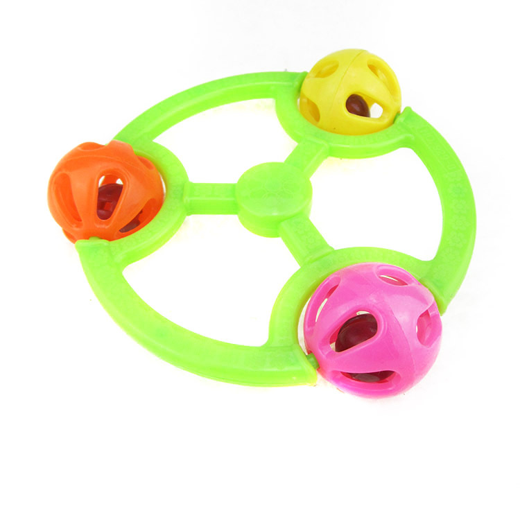 F1611 BOLA DE TRES BOLAS bola Bell bebé sonajero juguetes para niños Yiwu 2 yuanes grandes almacenes al por mayor