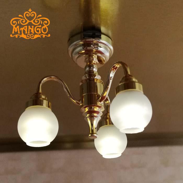 Nuevo 1:12 casa de muñecas mini pequeña lámpara modelo LED electrónica de tres cabezas tulipán araña de lujo