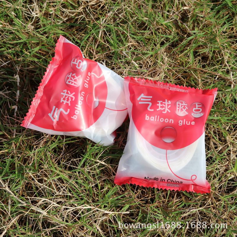 Venta al por mayor de fábrica de dispensación de globo transparente que no marca Punto de pegamento arreglo festivo adhesivo de doble cara adhesivo en forma de rollo 100 tabletas