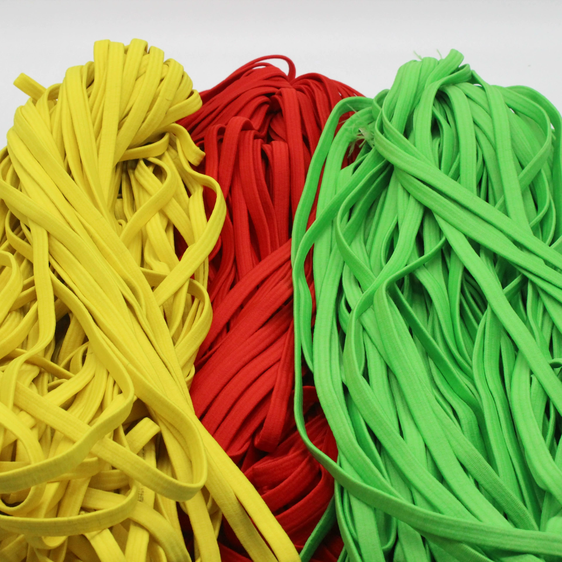 Один см отечественные резиновые плоские эластичные веревки аксессуары для волос Веревка для волос в наличии черно-белое и цветное кольцо для волос оптом