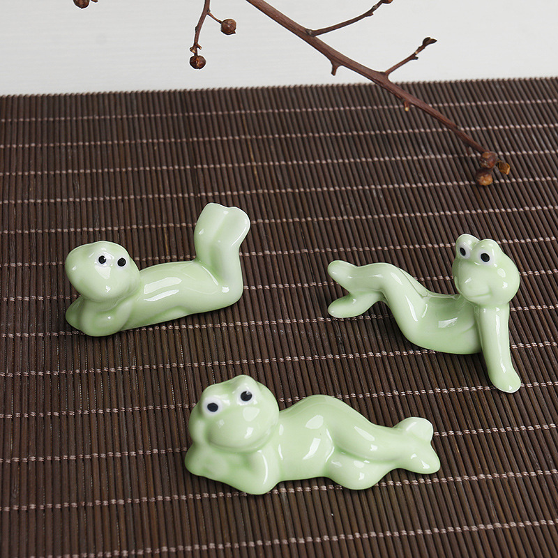 Ceramic ornaments frog chopsticks frame ceramic tableware chopsticks super cute Japanese/Korean pen holder/pen holder K-017