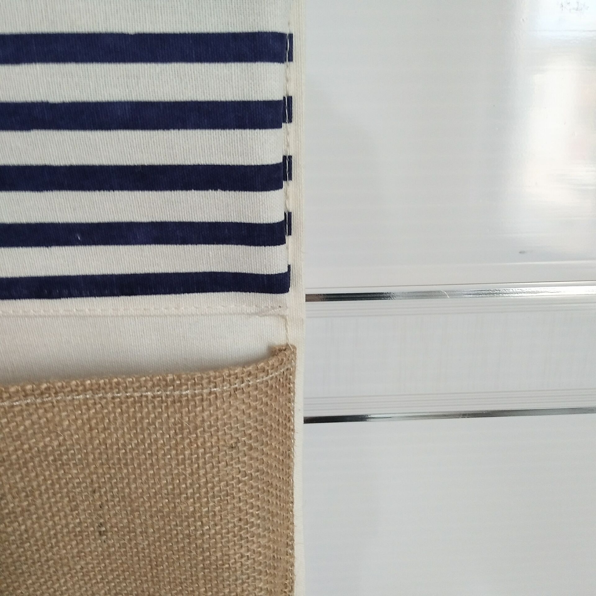 Creativo simple de algodón y lino vertical de tres bolsillos bolsa de almacenamiento de artículos diversos bolsa de almacenamiento para el hogar bolsa colgante de tela bolsa de almacenamiento para el hogar al por mayor