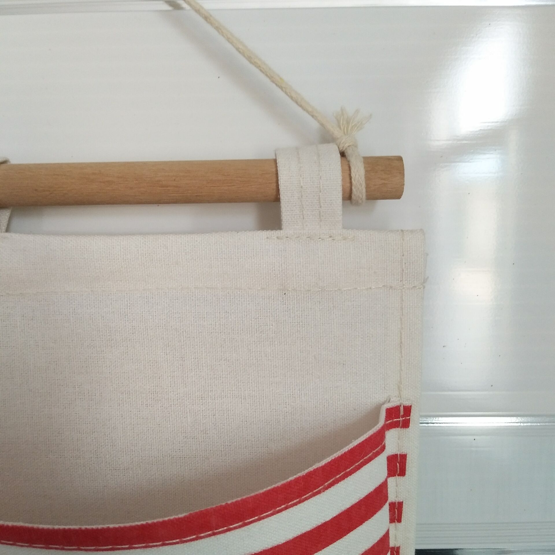 Creativo simple de algodón y lino vertical de tres bolsillos bolsa de almacenamiento de artículos diversos bolsa de almacenamiento para el hogar bolsa colgante de tela bolsa de almacenamiento para el hogar al por mayor