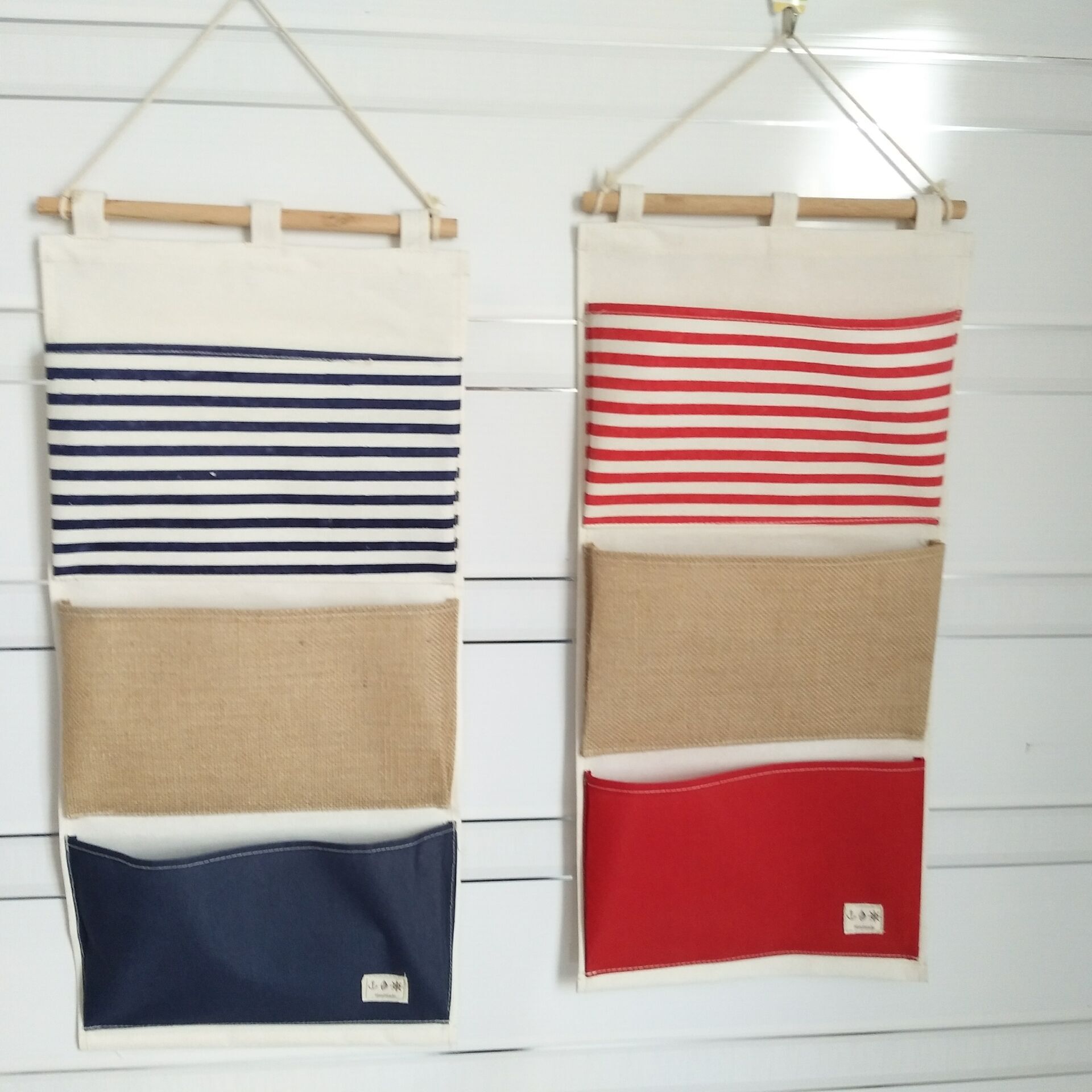 Creativo simple de algodón y lino vertical de tres bolsillos bolsa de almacenamiento de artículos diversos bolsa de almacenamiento para el hogar bolsa colgante de tela bolsa de almacenamiento para el hogar al por mayor