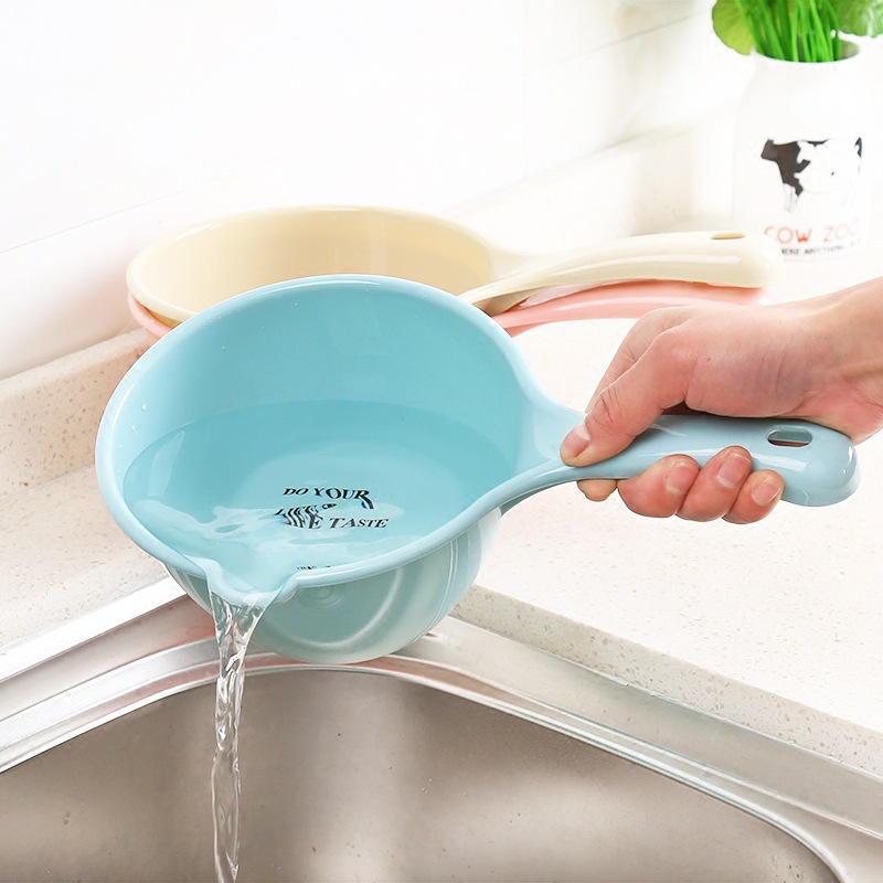 Thickened plastic water scoop kitchen long handle water spoon water scoop spoon baby children shampoo Cup flush bath wholesale
