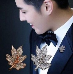 Z18 Yiwu Direct Manufacturer Sales New Korean Fashion Versatile Full Diamond Maple Crystal Brooch Bouquet Wholesale