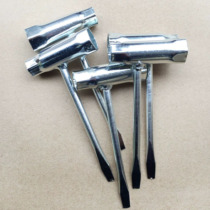 Трещётка 13-19 мм, ключ для свечей зажигания, плоская отвертка, головка для сварки, головка для цепной пилы, головка для газонокосилки.