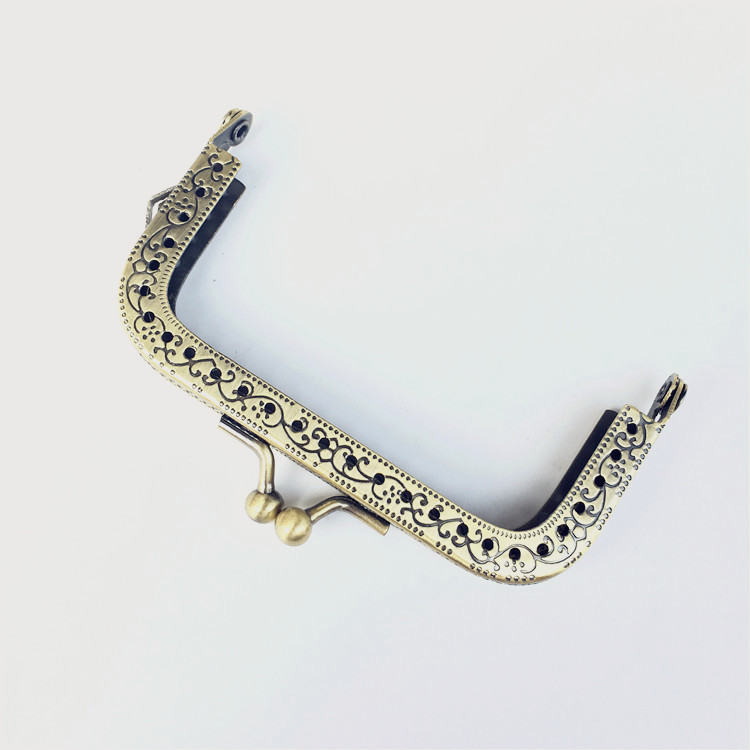 8.5CM cuadrada máquina de flores huecas oro agujero de agujero oro bolsas accesorios de hardware