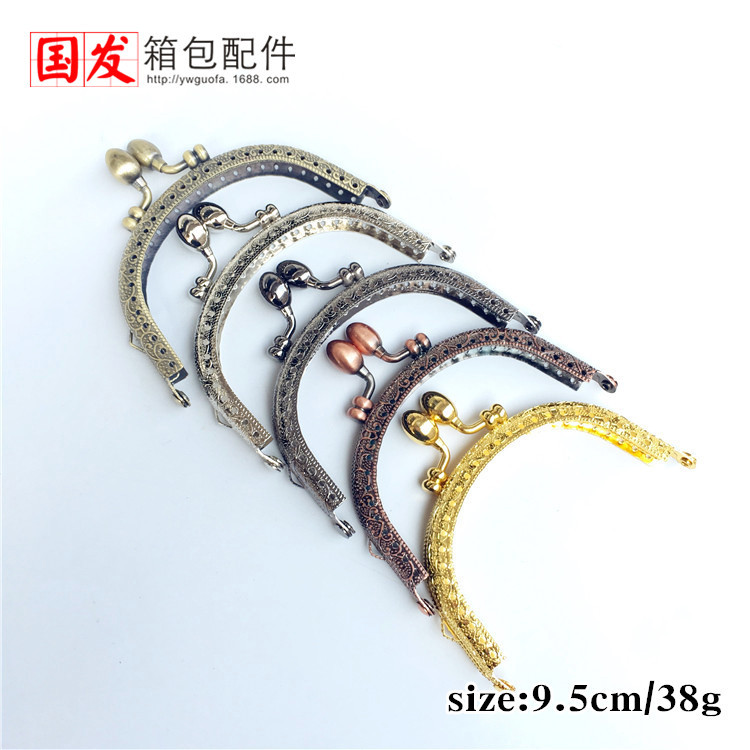 Orejas sin stock: 9.5CM cabezas de carro en relieve arqueado, cabeza de brotes de oro    El Buckle