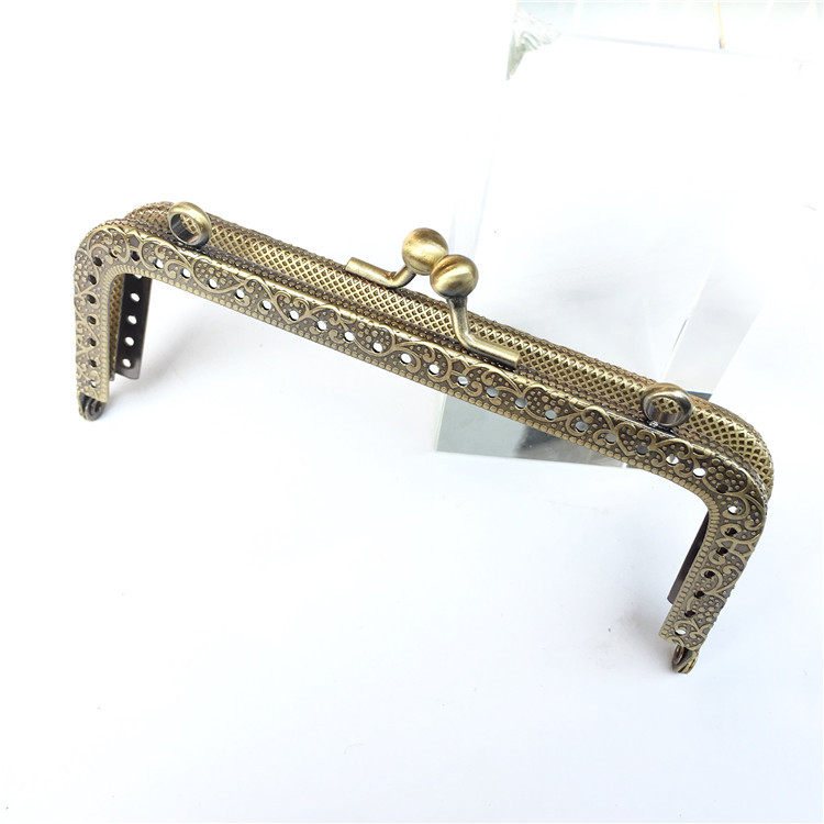 Sin stock, necesita hacer productos: 12.5CM máquina de relieve cuadrada de oro de bronce clásico DIY