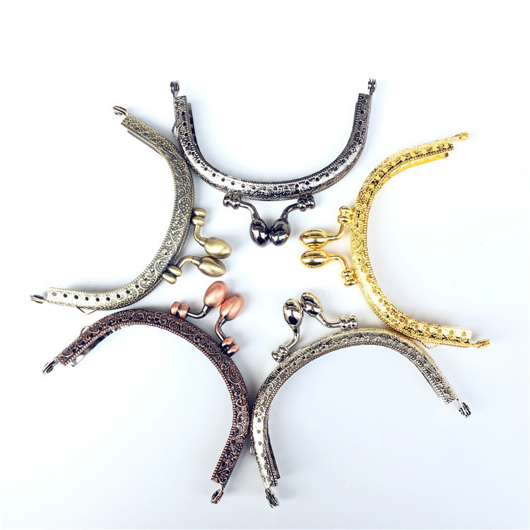 Orejas sin stock: 9.5CM cabezas de carro en relieve arqueado, cabeza de brotes de oro    El Buckle