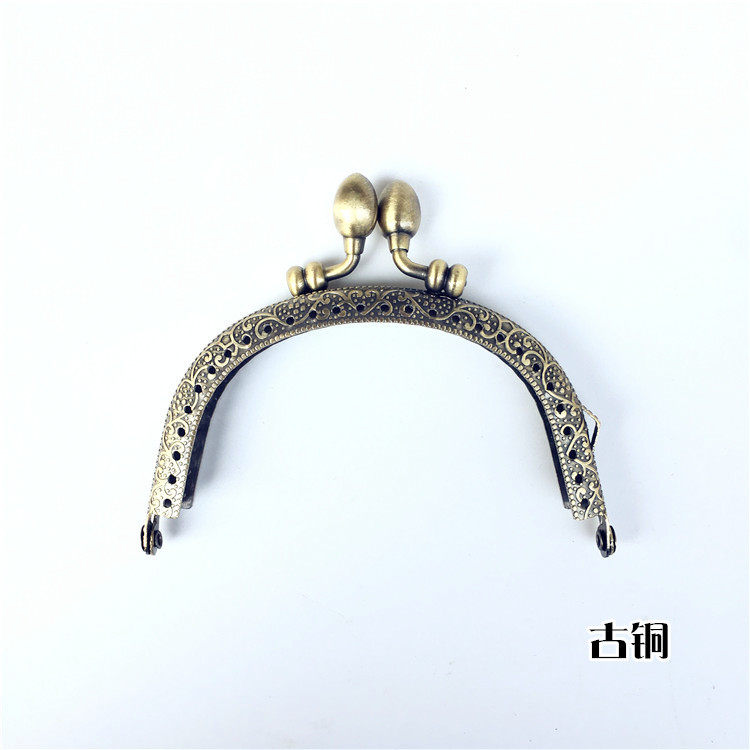 Orejas sin stock: 9.5CM cabezas de carro en relieve arqueado, cabeza de brotes de oro    El Buckle