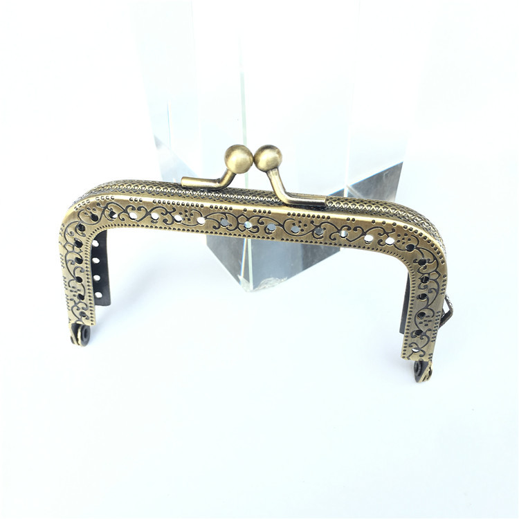 8.5CM cuadrada máquina de flores huecas oro agujero de agujero oro bolsas accesorios de hardware