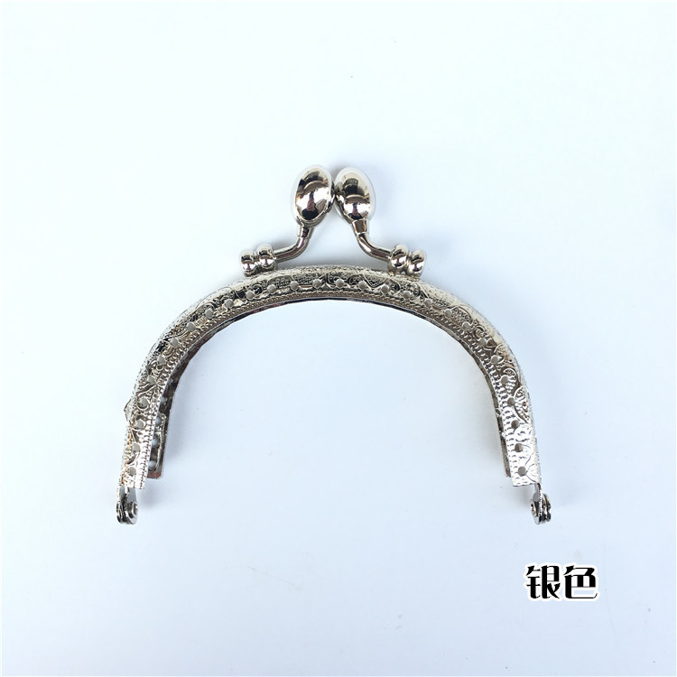 Orejas sin stock: 9.5CM cabezas de carro en relieve arqueado, cabeza de brotes de oro    El Buckle